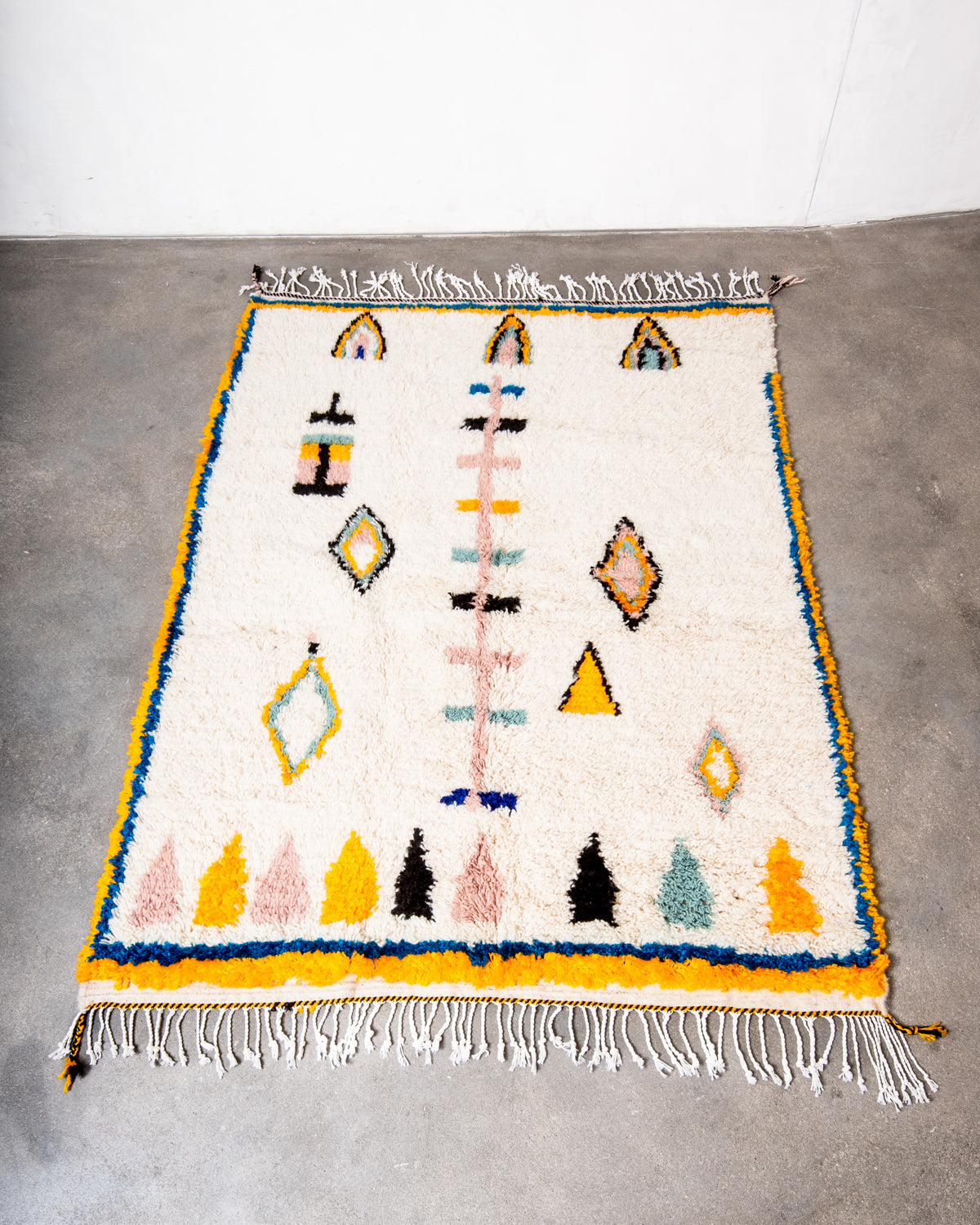 Modern designer handcrafted Berber rug from Morocco. Azilal rug with beautiful colors and patterns. Made of sheep’s wool and colourful cotton.